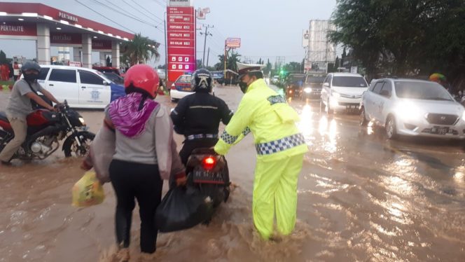 
					Antisipasi Kemacetan Panjang Satlantas Polres Pringsewu Terjun Langsung Diarea Banjir