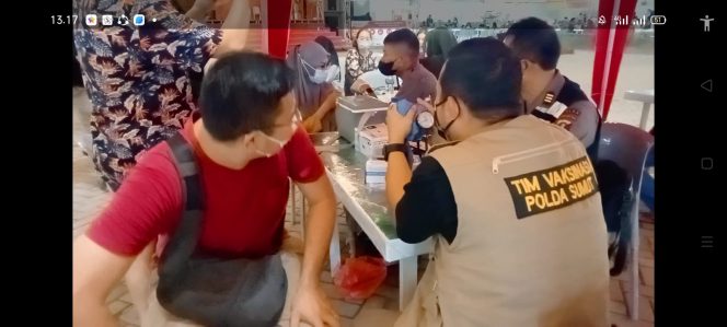 
					Polsek Percut Sei Tuan Bersama Kuliner Aksara Park Adakan Vaksina kepada warga yang bersantap makan
